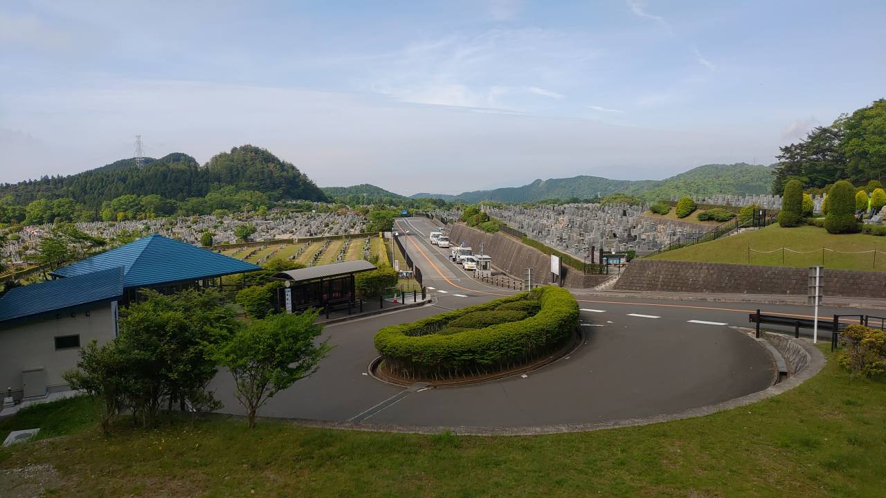 霊園北入口から園内風景