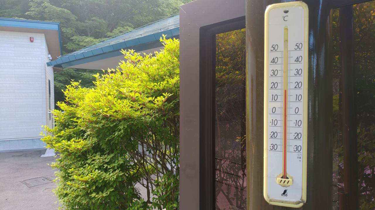 霊園北口バス停　寒暖計　19度