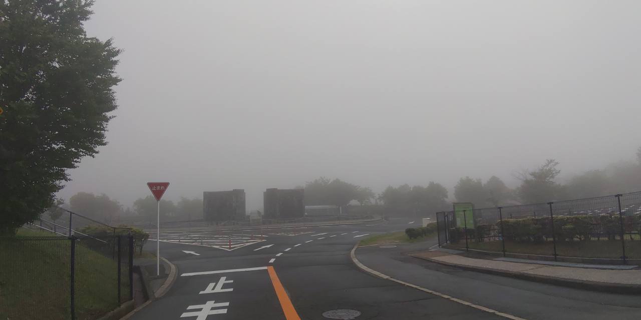 バス通り・モニュメント風景