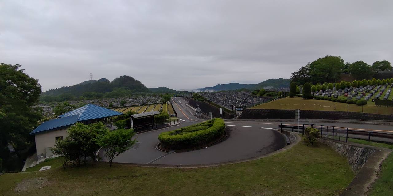 霊園北入口から園内風景