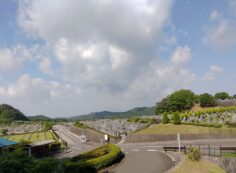 霊園北入り口から園内風景