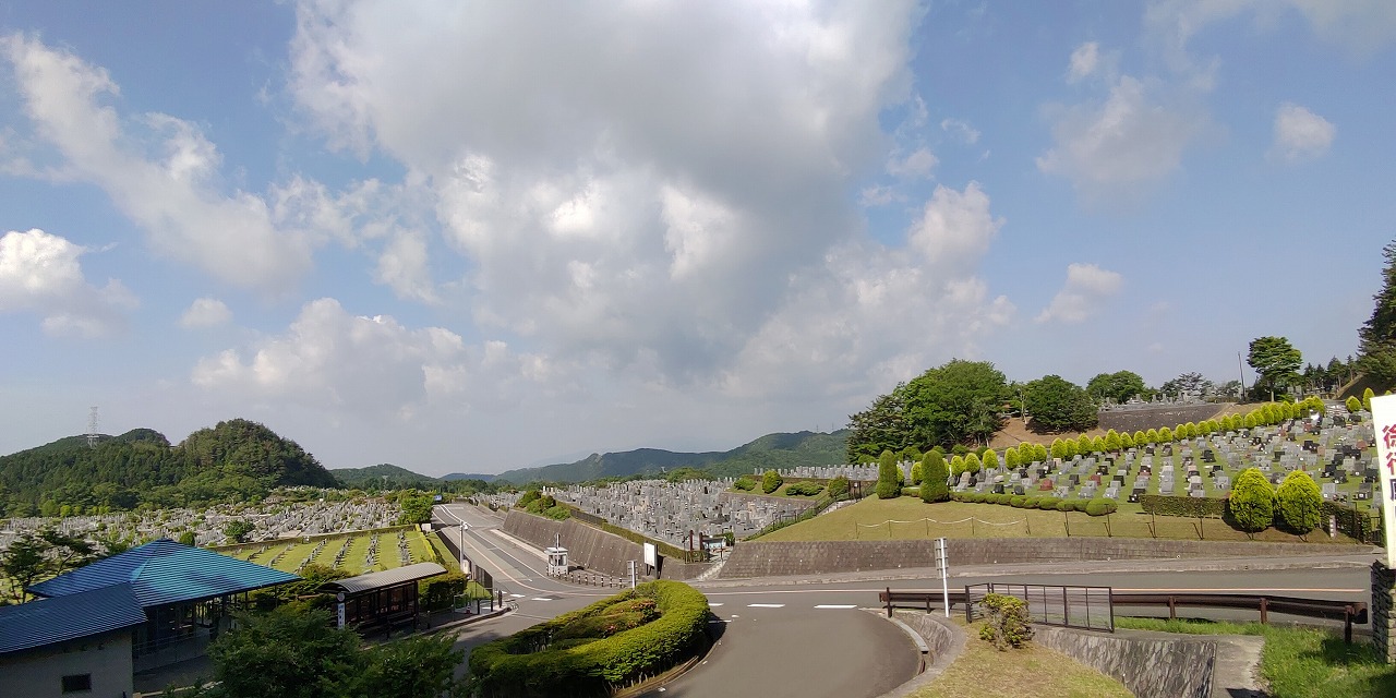 霊園北入り口から園内風景