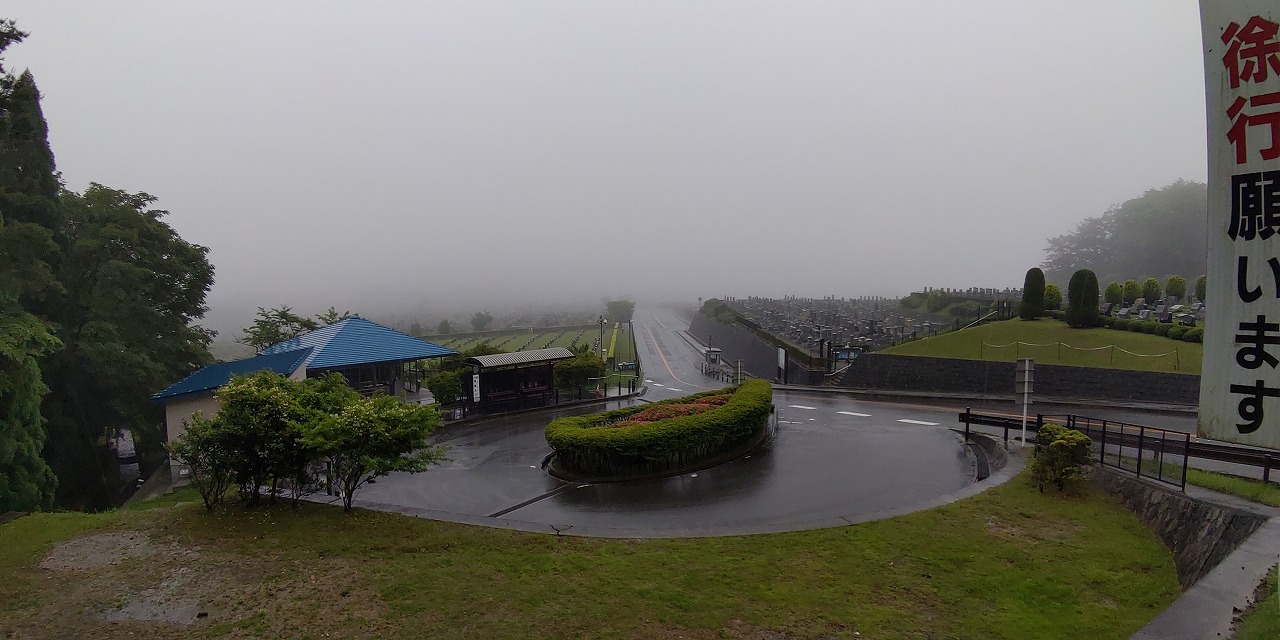 霊園北入り口から園内風景