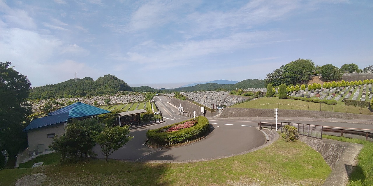 霊園北入り口から園内風景