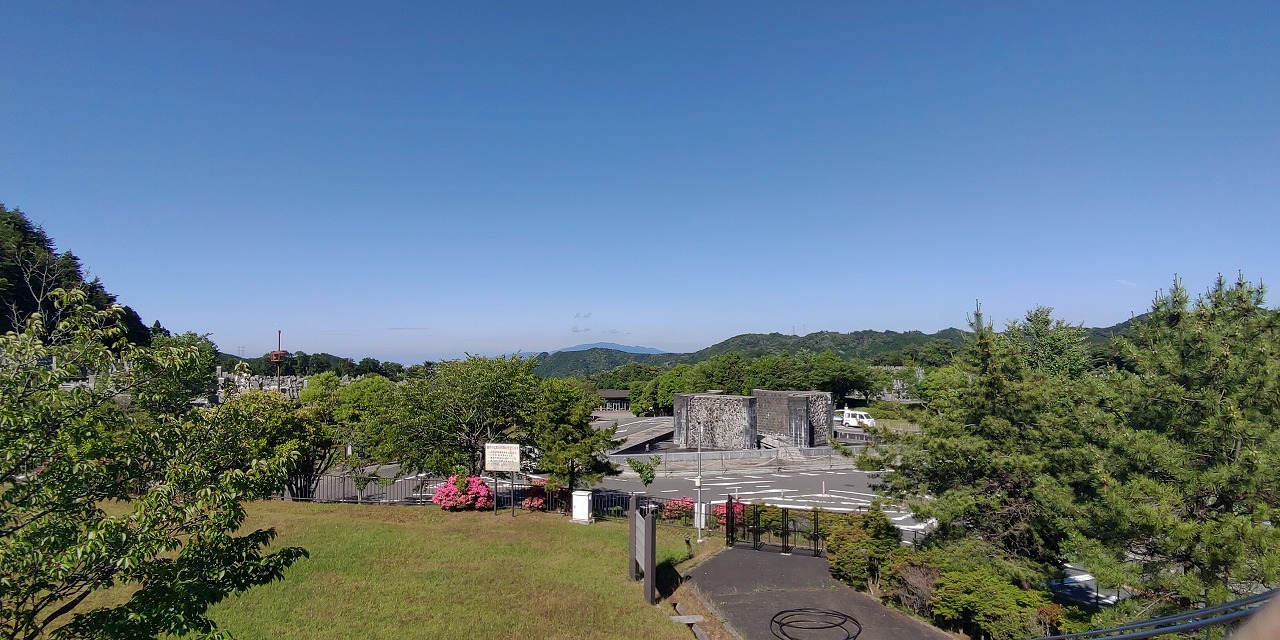 臨時駐車場からモニュメント風景