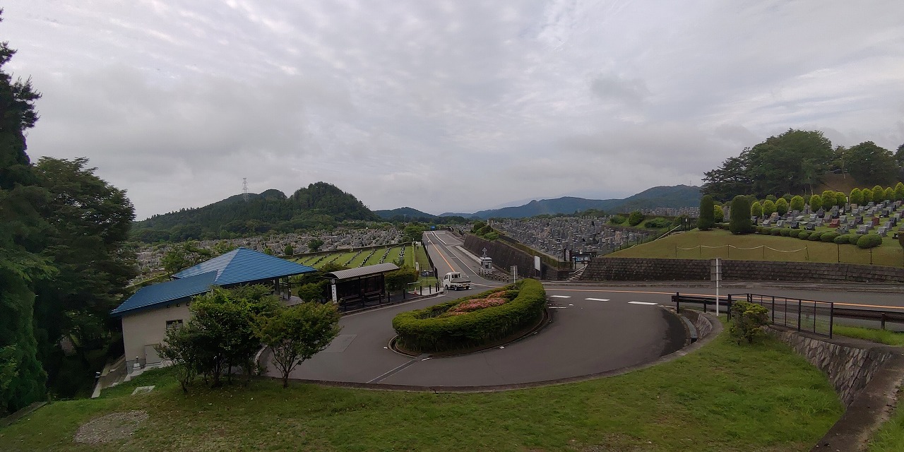 霊園北入り口から園内風景