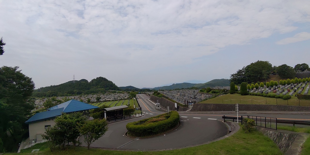 霊園北入り口から園内風景