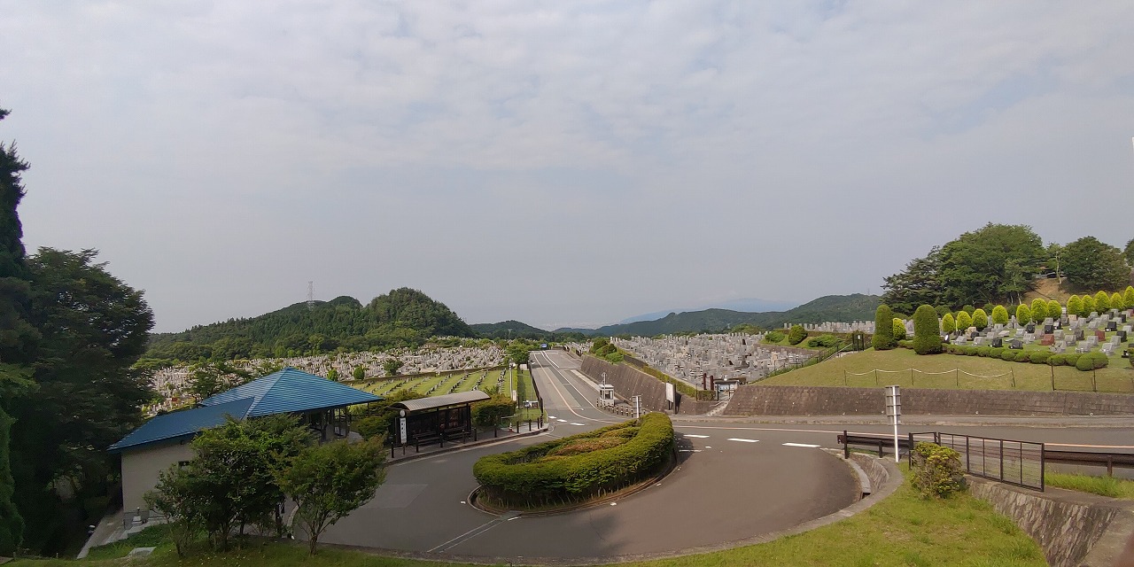 霊園北入り口から園内風景