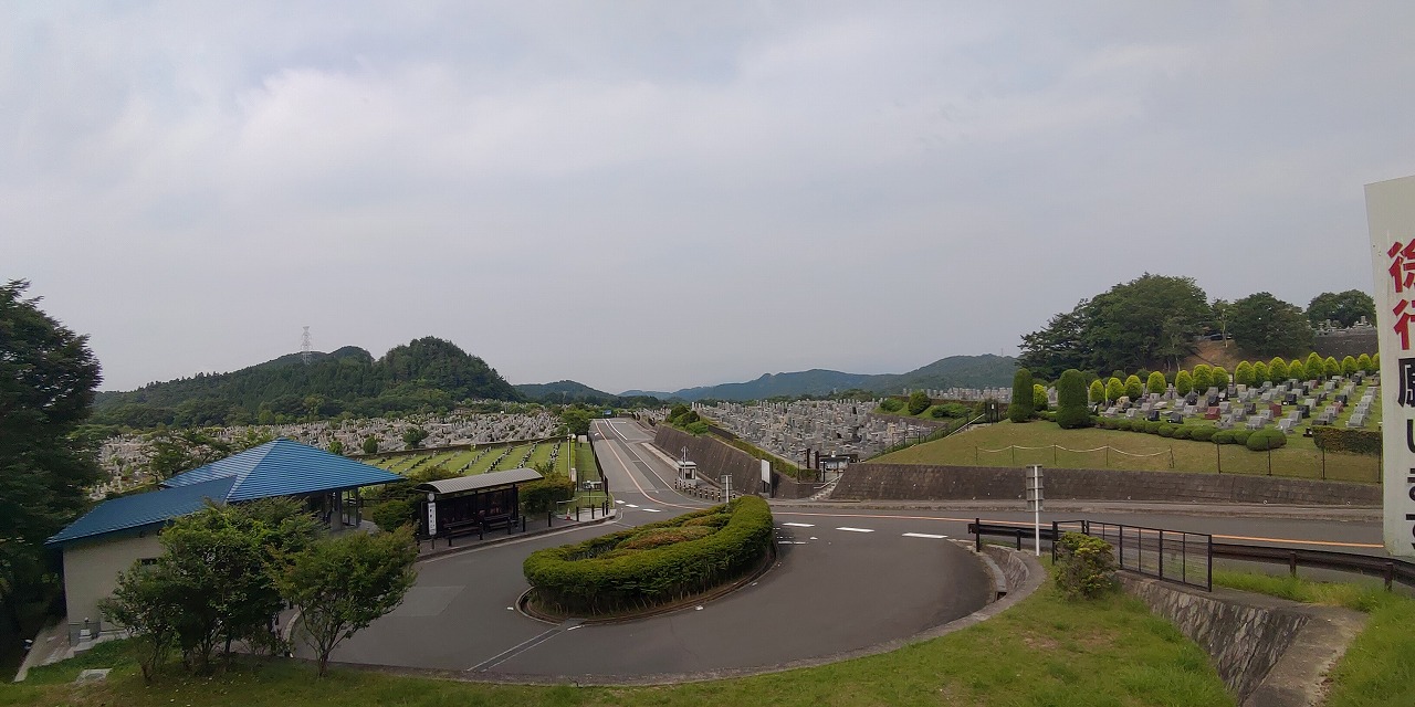 霊園北入り口から園内風景