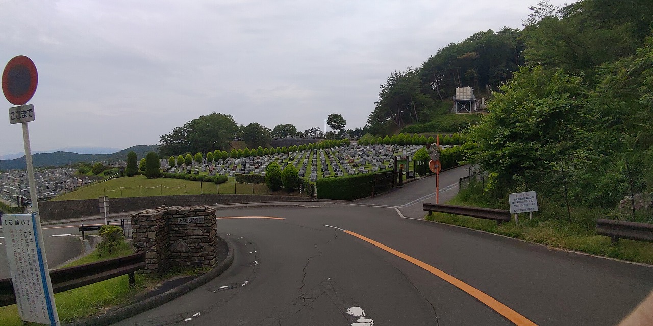 霊園北入り口・11区2番芝生墓所風景