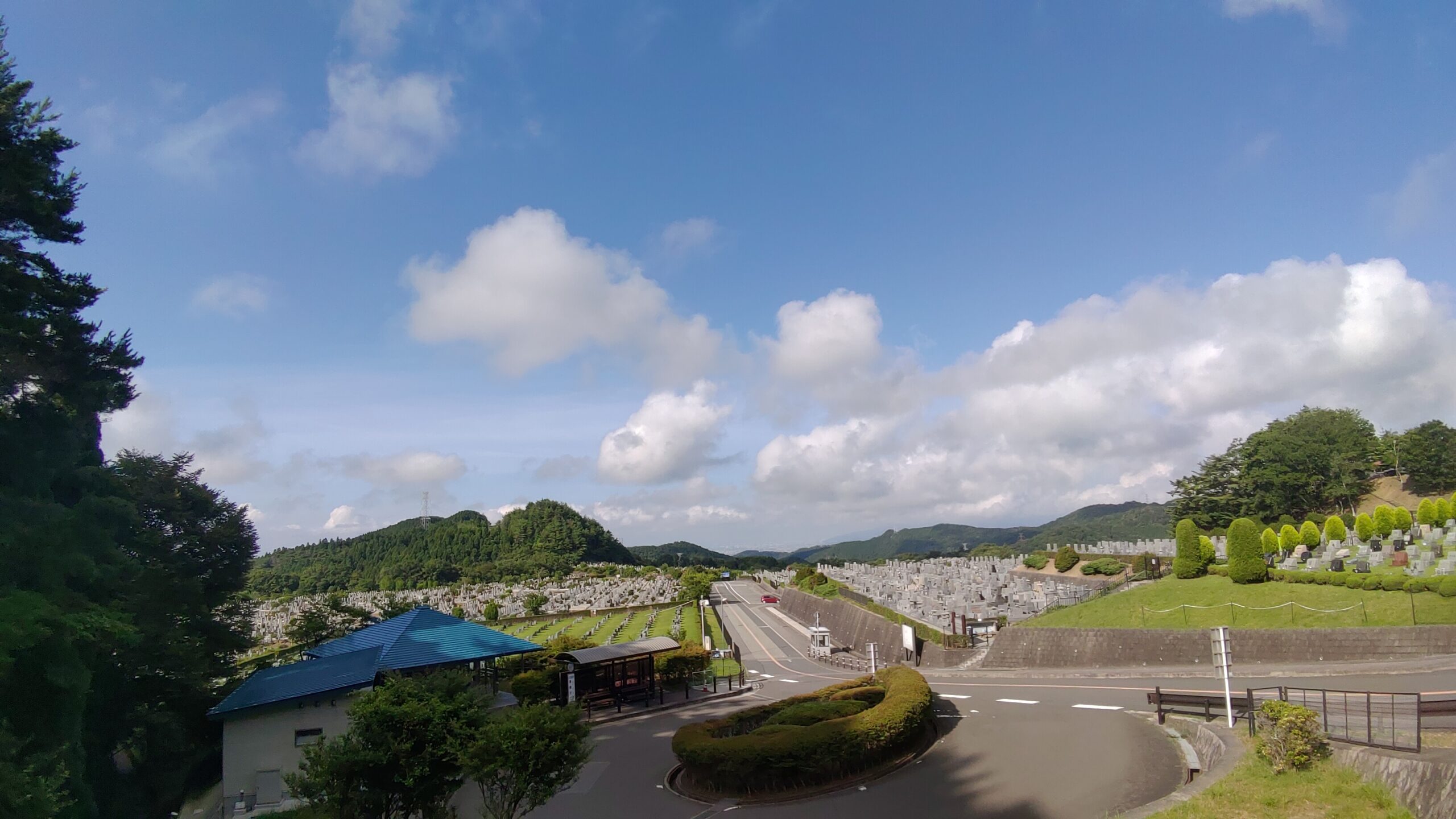 霊園北入り口から園内風景