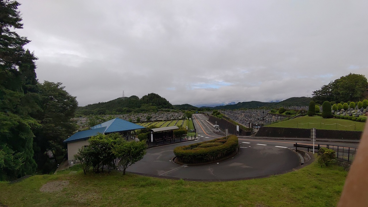 霊園北入り口から園内風景