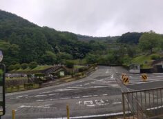 バス通り5区墓所バス停風景