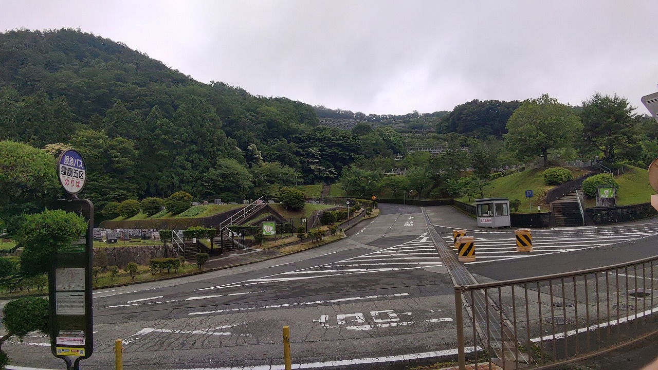 バス通り5区墓所バス停風景