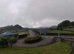 霊園北入り口から園内風景