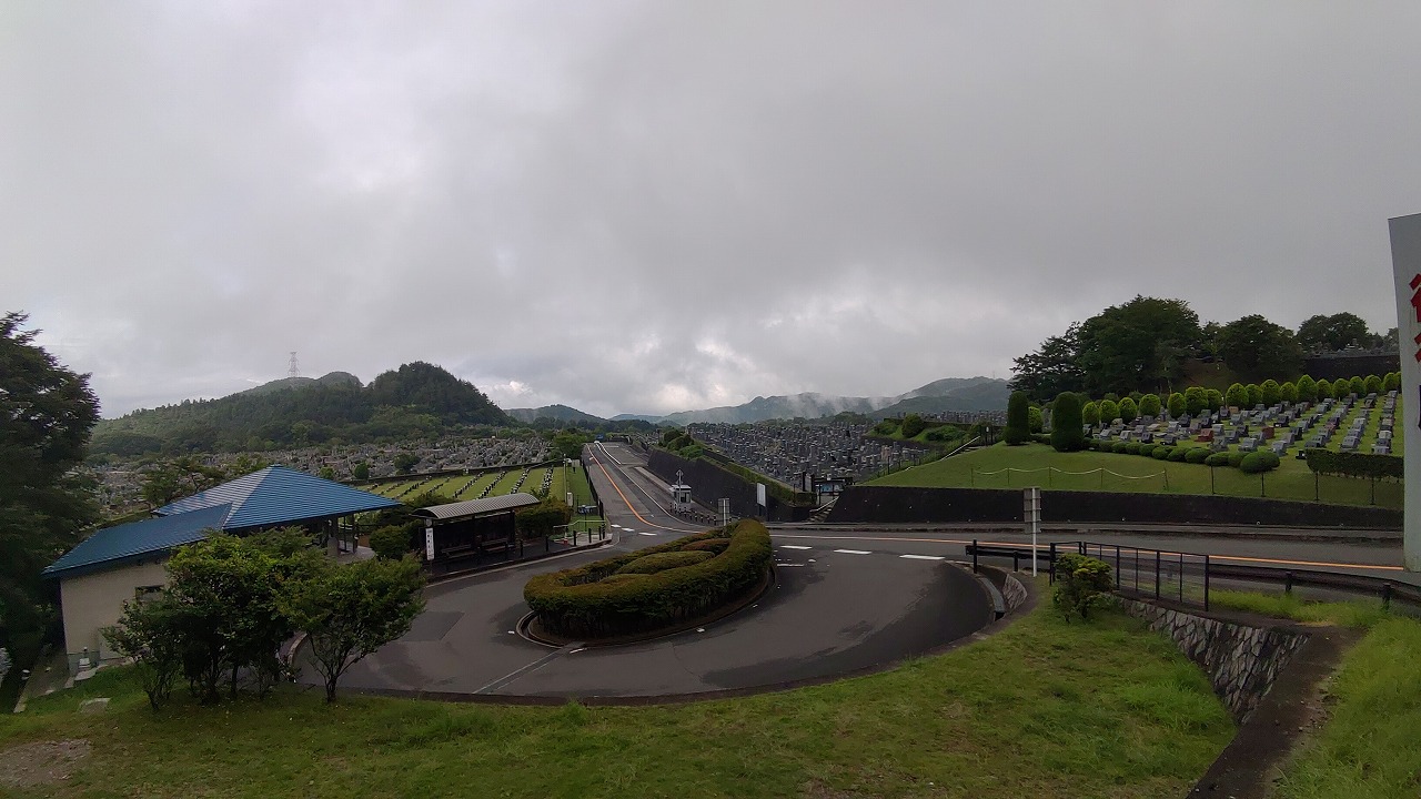 霊園北入り口から園内風景