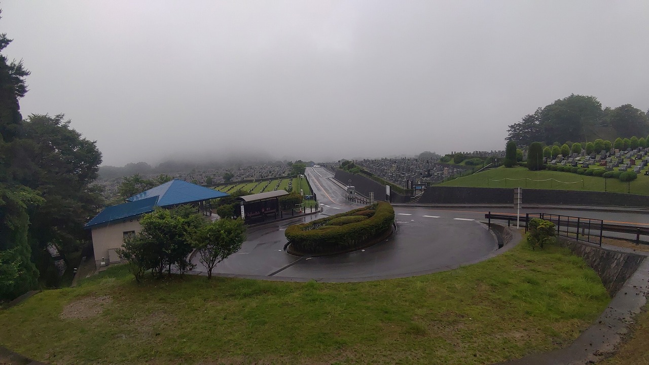 霊園北入り口から園内（雨・濃霧）