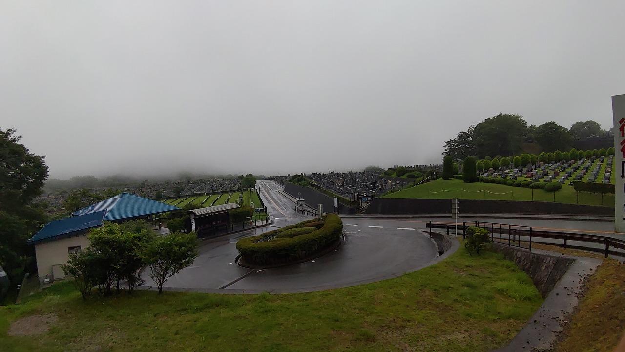 霊園北入り口から園内風景