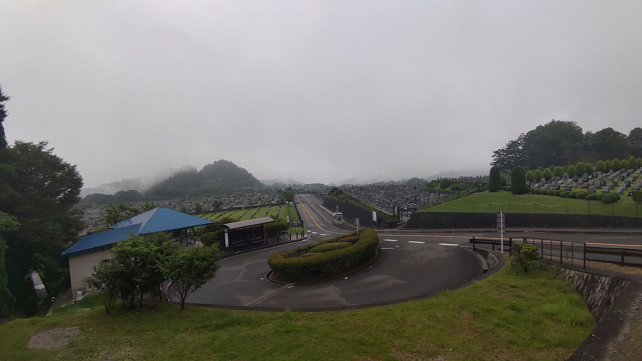 霊園北入り口から園内風景