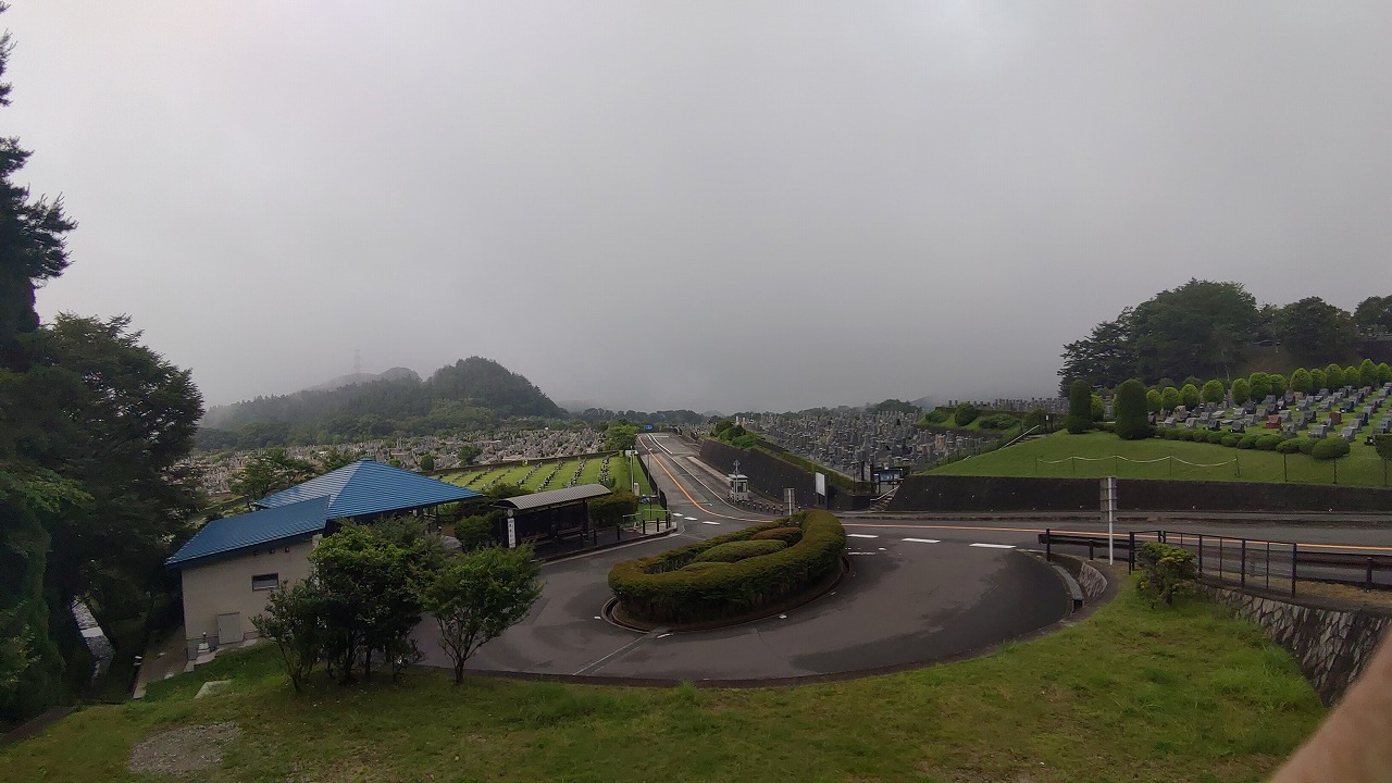 霊園北入り口から園内風景