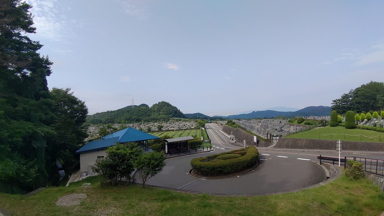 霊園北入り口から園内風景