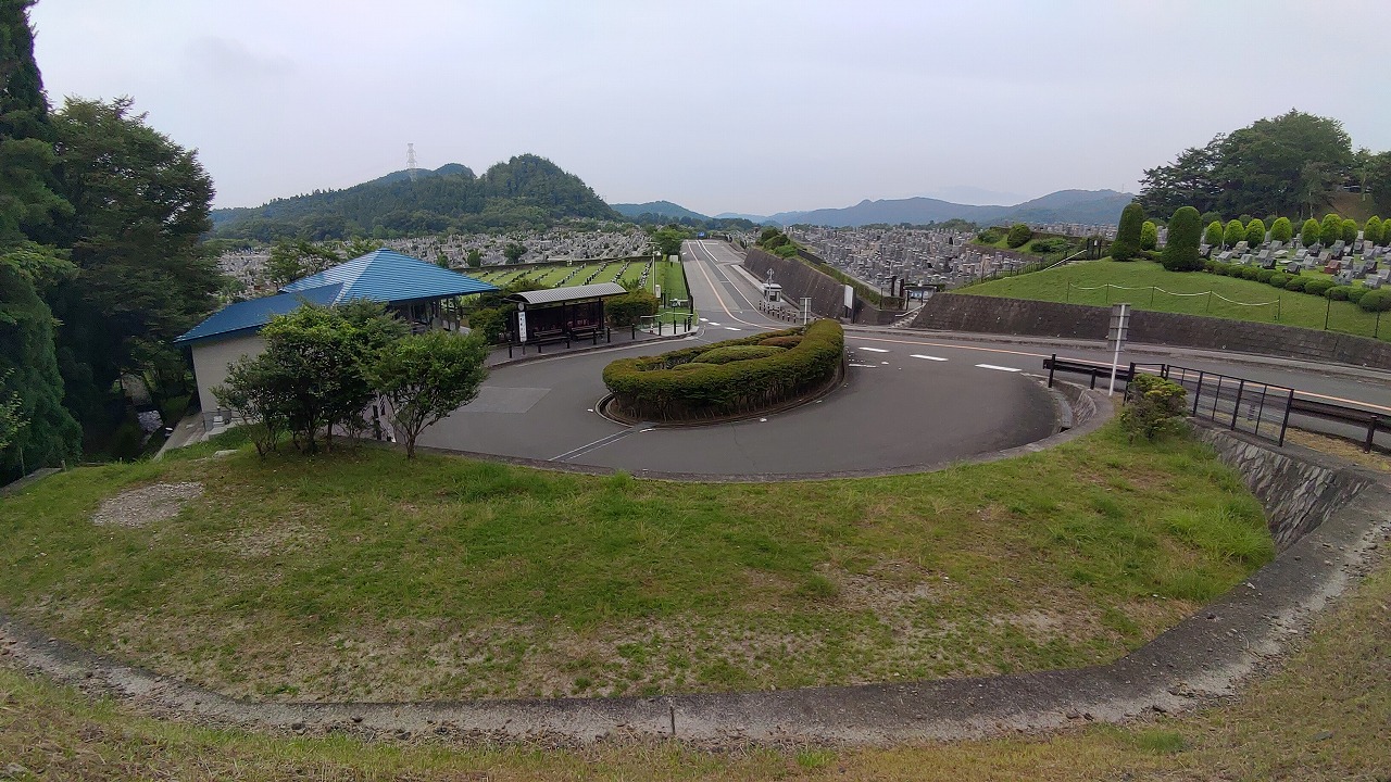 霊園北入り口から園内風景