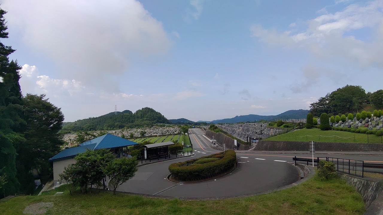 霊園北入り口から園内風景