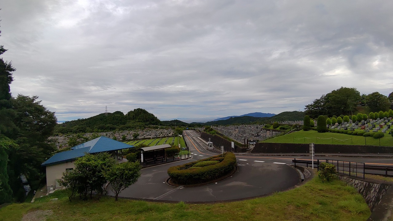 霊園北入り口から園内風景