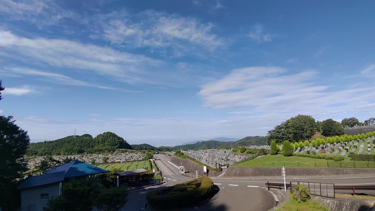 霊園北入り口から園内風景