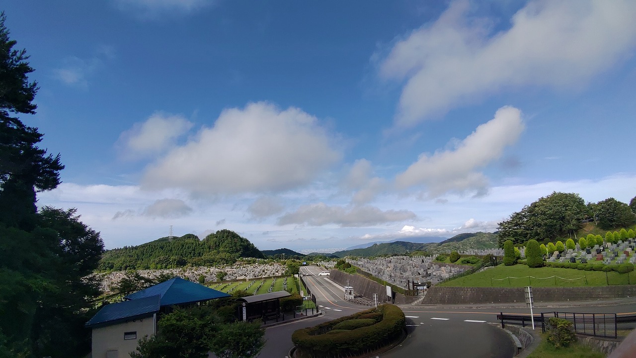 霊園北入り口から園内風景