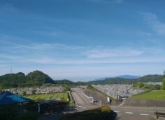 霊園北入り口から園内風景