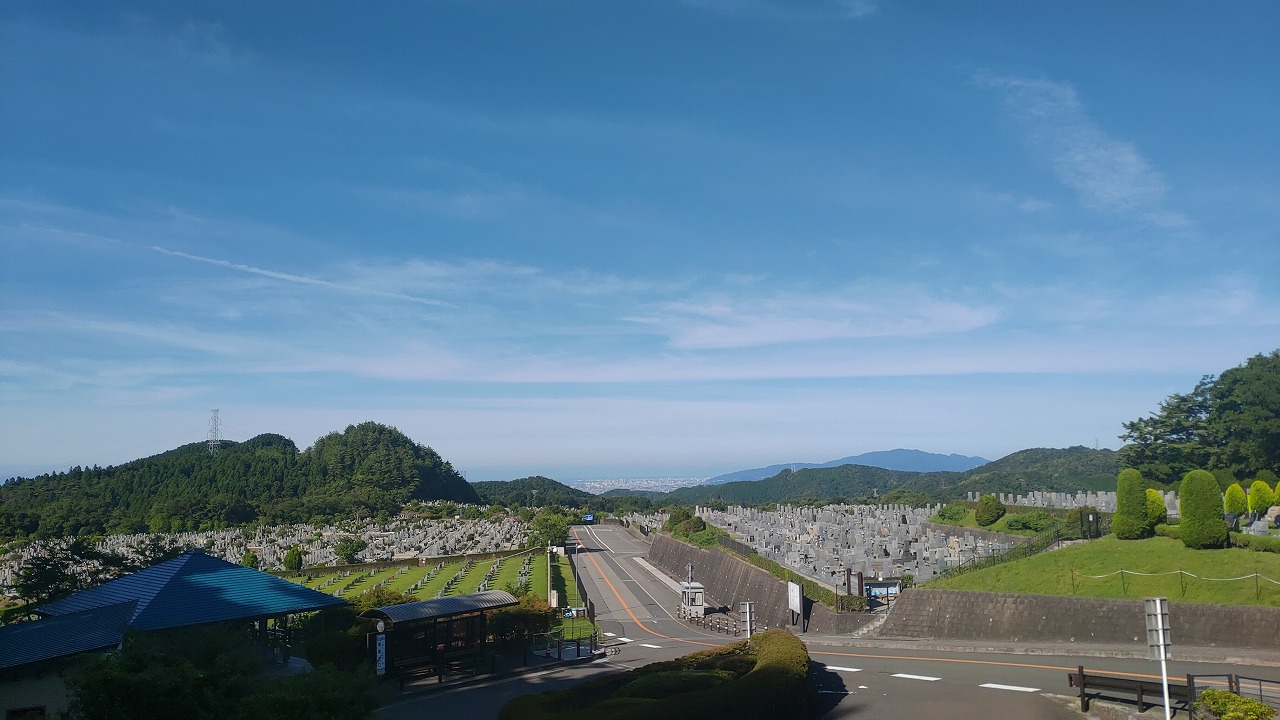 霊園北入り口から園内風景