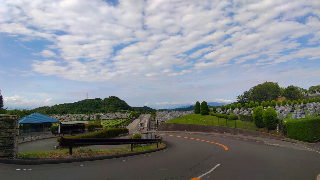 霊園北入り口から園内風景