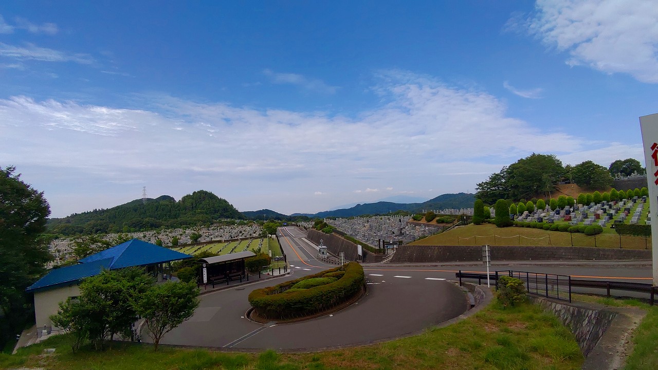 霊園北入り口から園内風景