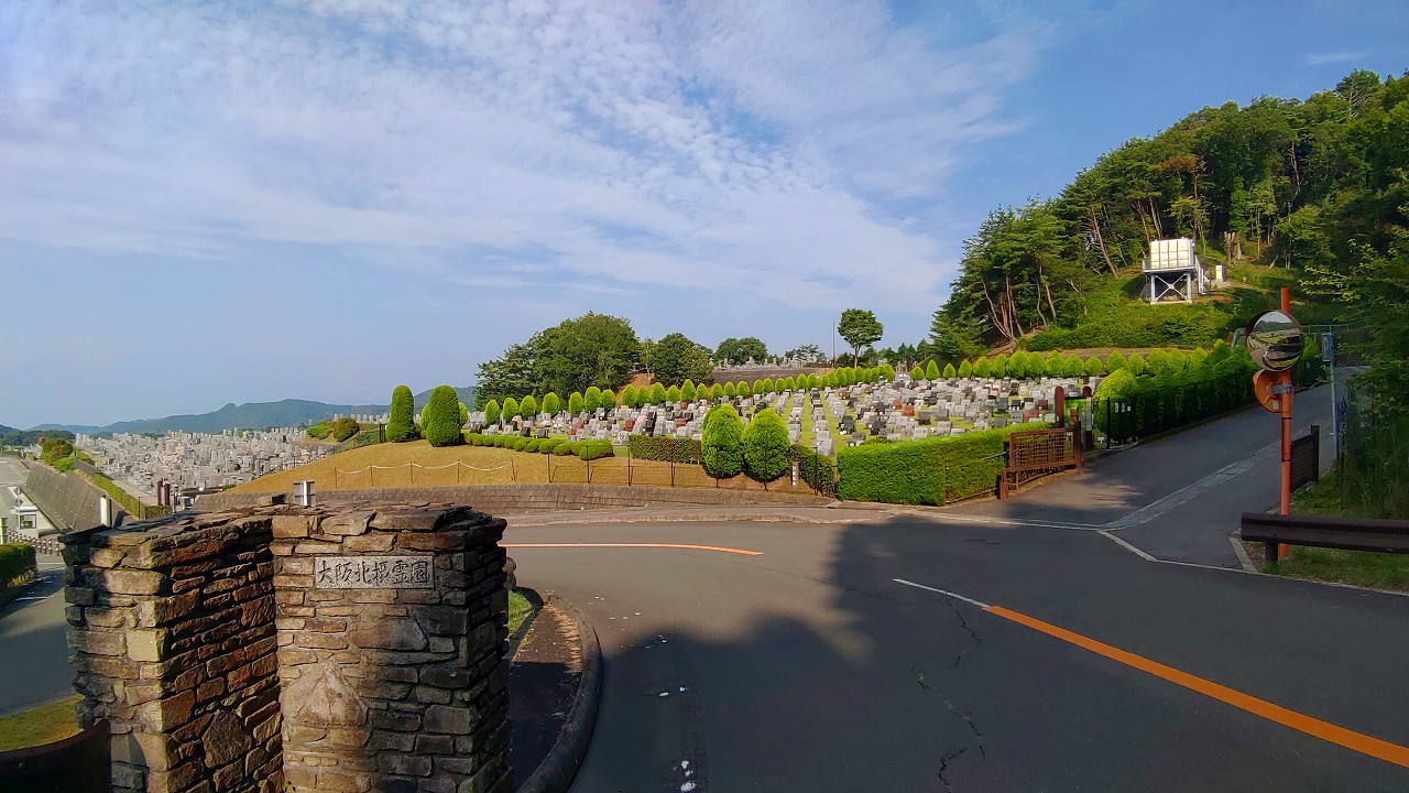 霊園北入り口から園内風景