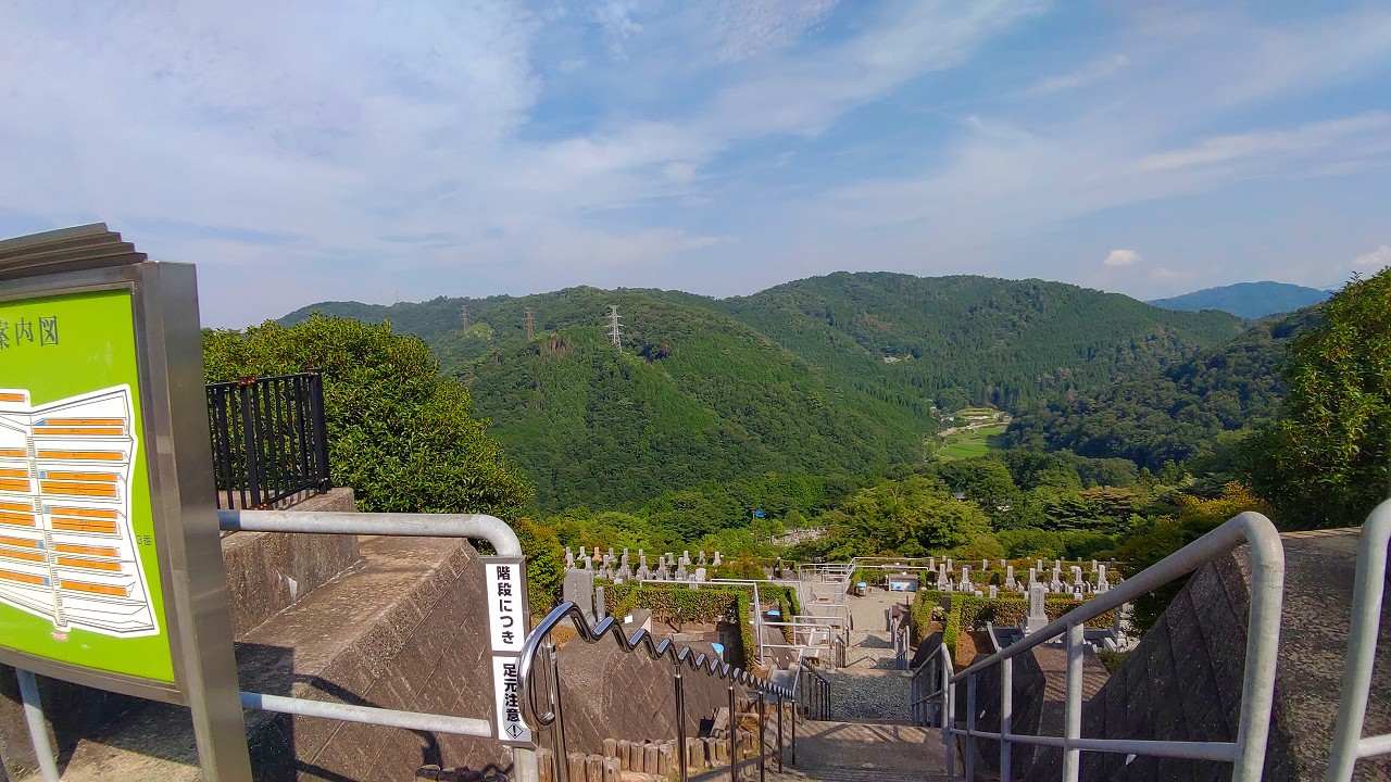 7区墓所バス停前から5区墓所風景