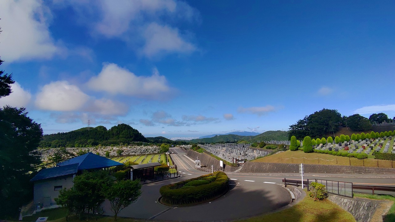 霊園北入り口から園内風景