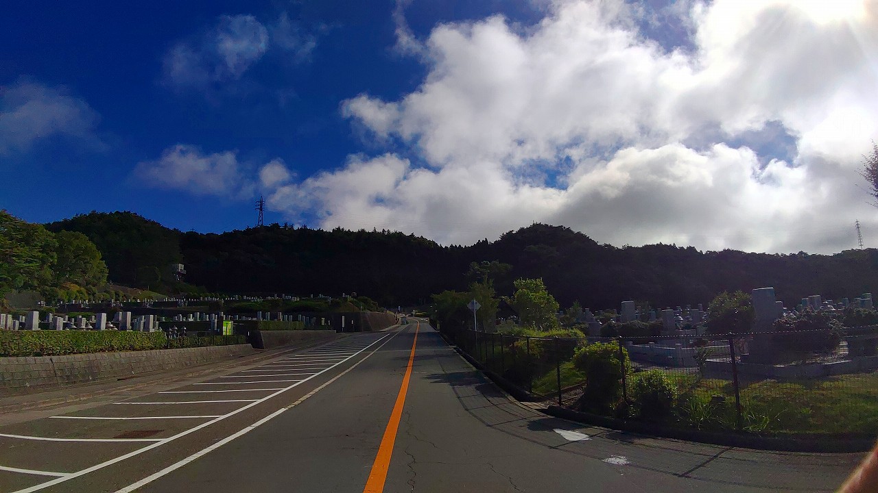 バス通り（北東向き）北口バス停方向