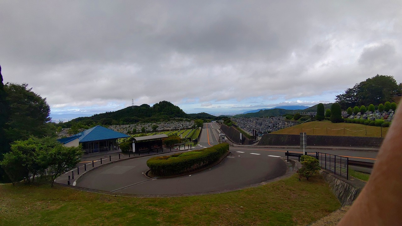 霊園北入口から園内風景