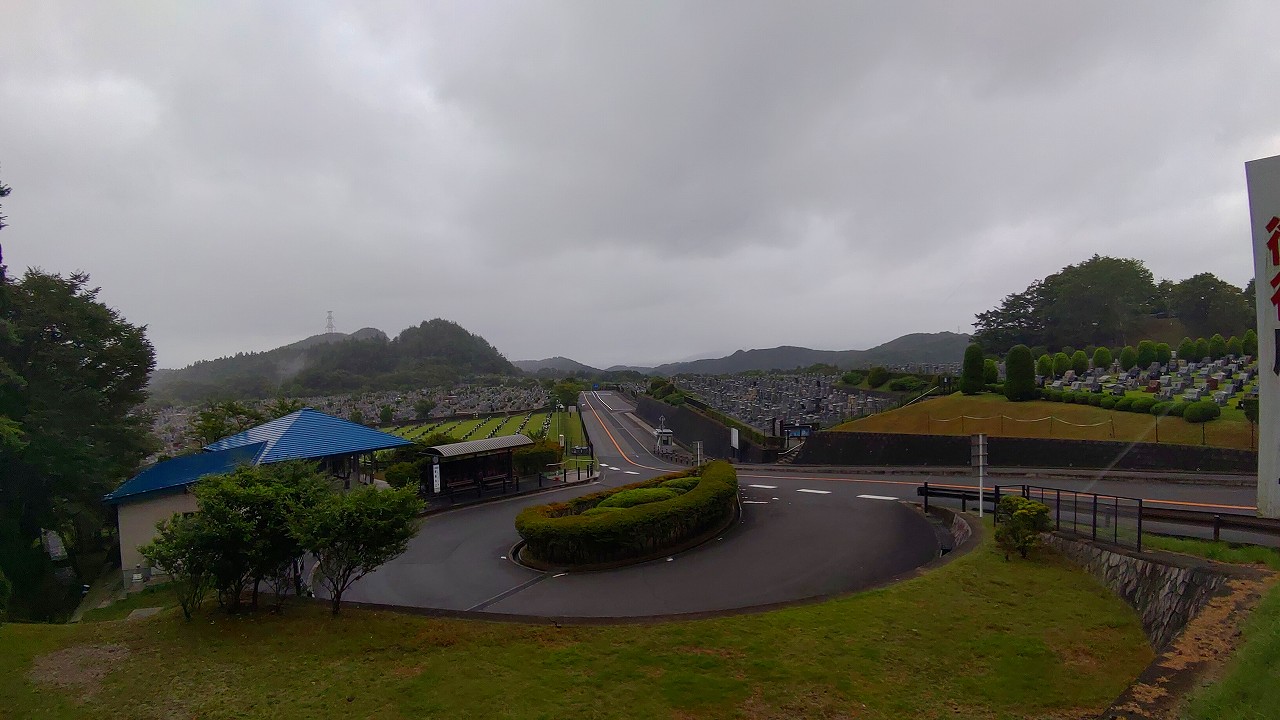 霊園北入り口から園内風景