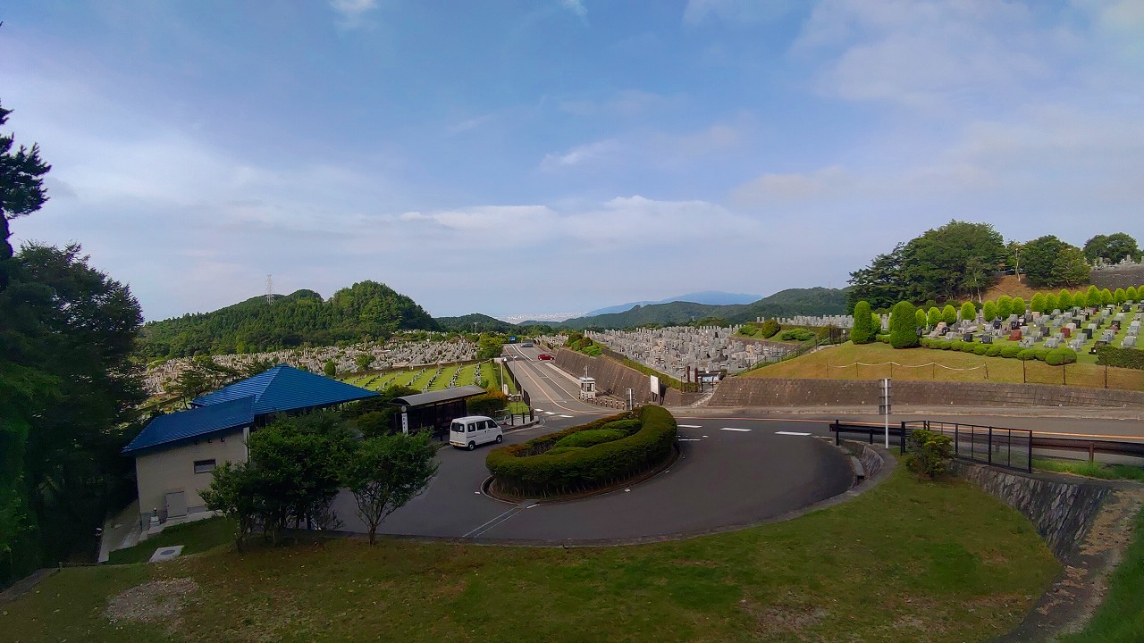 霊園北入り口から園内風景