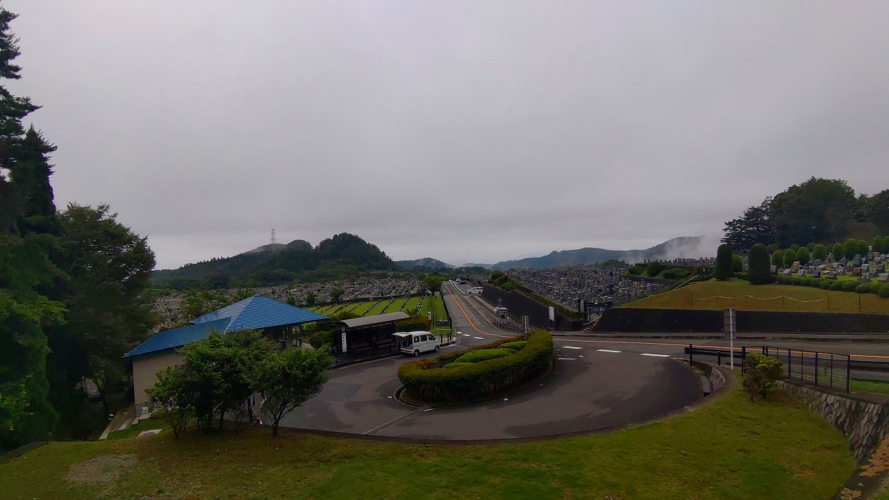 霊園北入り口から園内風景