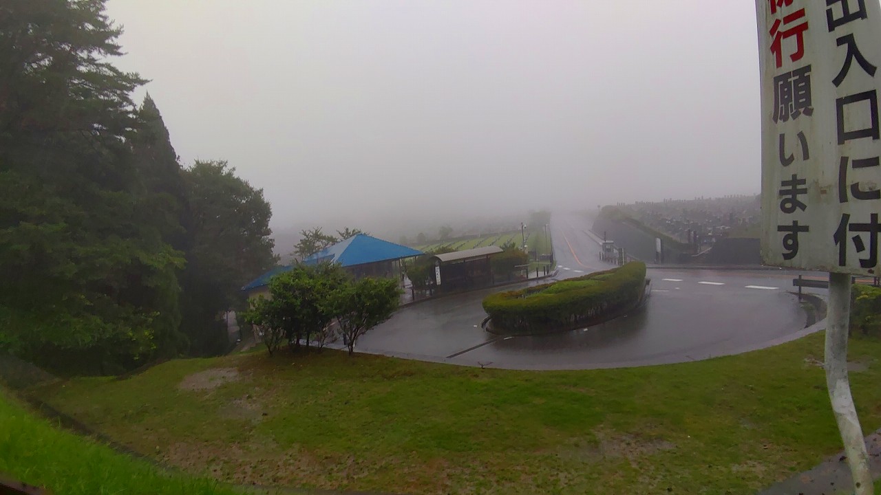 霊園北入口から園内風景　暴風雨