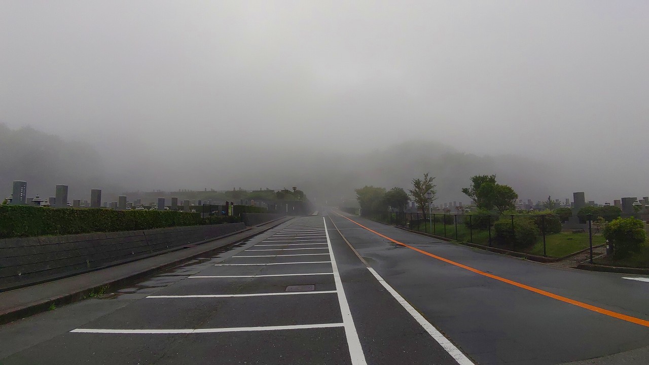 バス通り（北東向き）北口バス停風景