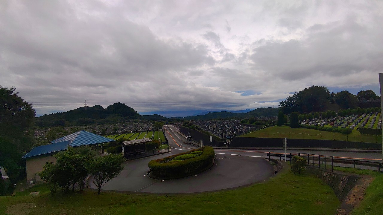 霊園北入り口から園内風景