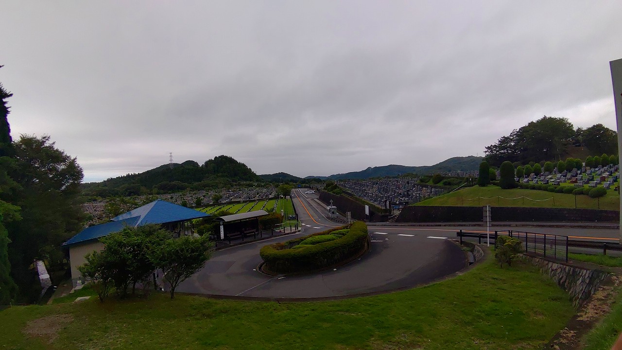 霊園北入り口から園内風景