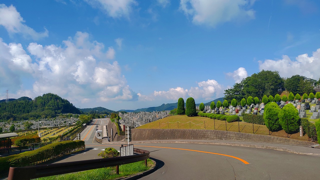 霊園北入り口から園内風景