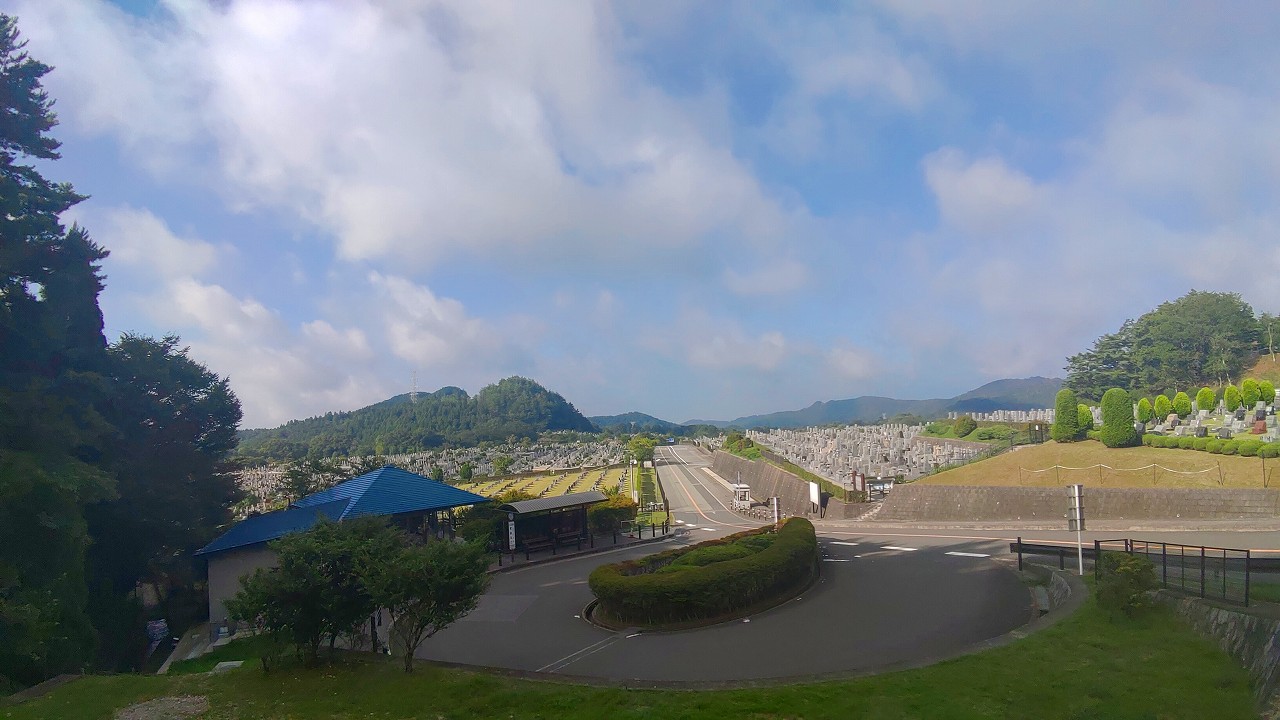 霊園北入り口から園内風景