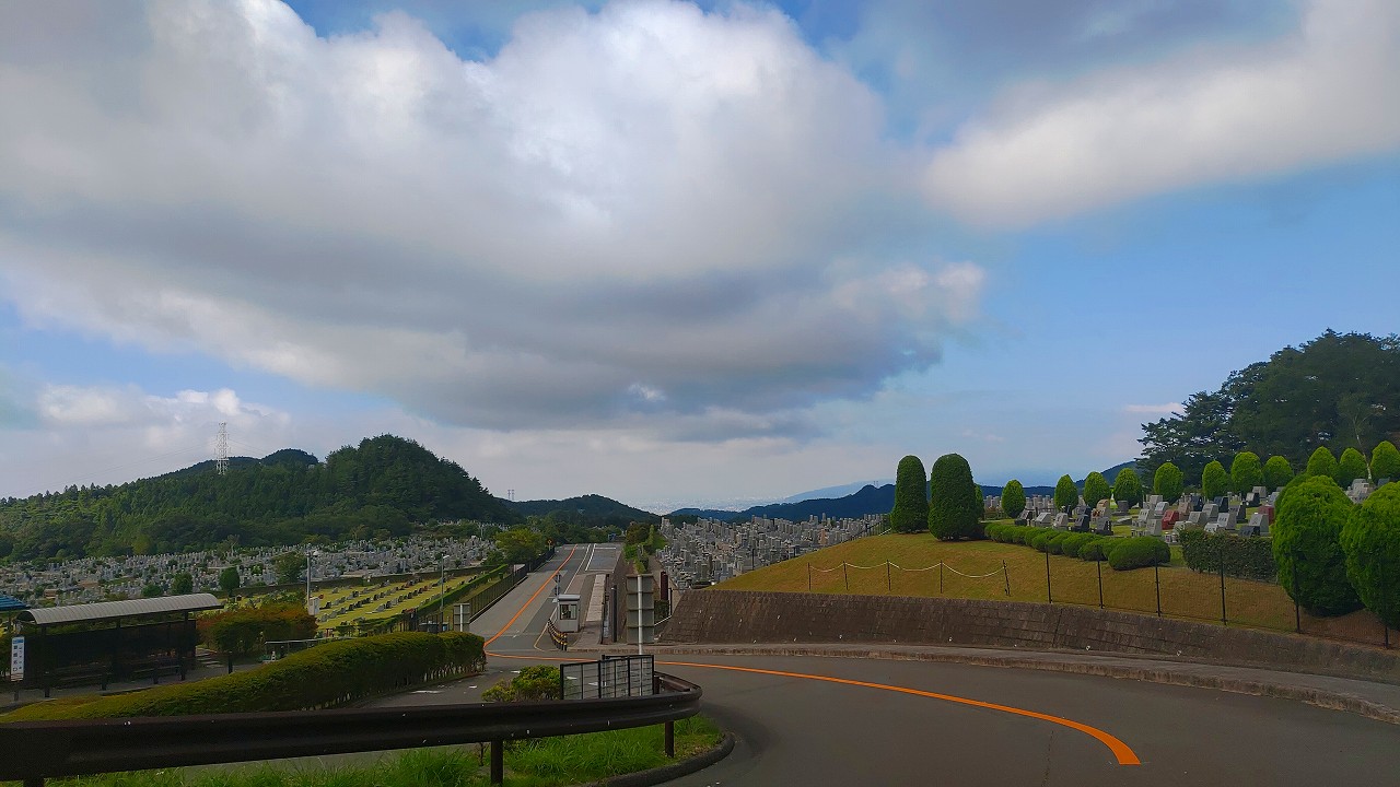 霊園北入り口から園内風景