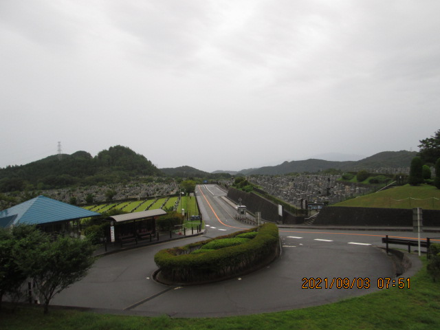 霊園北入り口から園内風景